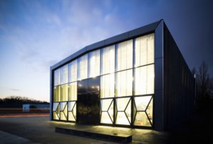 Wärmelecks und Stromfresser im Visier - wie sich das EMO-Thema Energieeffizienz in die Tat umsetzen lässt ((03-03-ETA-von-außen.jpg)) Großforschungslabor für industrielle Energieeffi-zienz: Die ETA-Fabrik unterstützt das ehrgeizige Ziel, bis zum Jahr 2050 den Energieverbrauch in Deutschland im Vergleich zu 2008 zu halbieren.Foto: PTWFoto: PTW