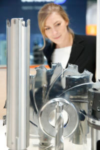 Speziell für die Mensch-Roboter-Interaktion entwickelte Greifer sowie die hoch innovativen Spannsysteme zeigt Schunk, Lauffen/Neckar, (Halle 14, Stand D 32).