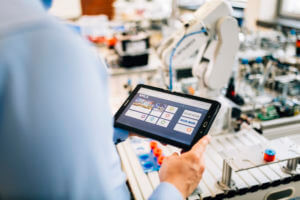 Mobile Learning in Smart Factories (MLS) – eine Arbeits- und Lernappli-kation, die über das Internet abrufbare kontextrelevante Informationen didaktisch aufbereitet zur Verfügung stellt.