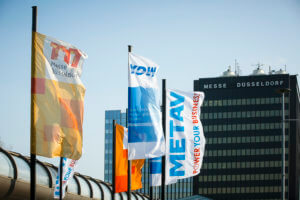 Die METAV 2018 – 20. Internationale Messe für Technologien der Metallbearbeitung findet vom 20. bis 24. Februar in Düsseldorf statt. 560 Aussteller aus 24 Ländern, darunter 56 Erstaussteller, zeigen das komplette Spektrum der Fertigungstechnik. Schwerpunkte sind Werkzeugmaschinen, Fertigungssysteme, Präzisionswerkzeuge, automatisierter Materialfluss, Computertechnologie, Industrieelektronik und Zubehör. Hinzu kommen die neuen Themen Moulding, Medical, Additive Manufacturing und Quality. Zur Besucherzielgruppe der METAV gehören alle Industriezweige, die Metall bearbeiten, insbesondere der Maschinen- und Anlagenbau, die Automobil- und Zulieferindustrie, Luft- und Raumfahrt, Elektroindustrie, Energie- und Medizintechnik, der Werkzeug- und Formenbau sowie Metallbearbeitung und Handwerk. | The METAV 2018 – the 20th International Exhibition for Metalworking Technologies – will be held in Düsseldorf from 20 to 24 February. 560 exhibitors from 24 countries, among them 56 first-time exhibitors, showcase the entire spectrum of production technology. The principal focuses are machine tools, production systems, high-precision tools, automated material flows, computer technology, industrial electronics, and accessories, complemented by the new themes of Moulding, Medical, Additive Manufacturing and Quality. The METAV’s target group for visitors includes all branches of industry that work metal, particularly machinery and plant manufacturers, the automotive industry and its component suppliers, aerospace, the electrical engineering industry, energy and medical technologies, tool and mould-making, plus metalworking and the craft sector.