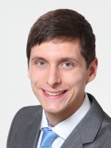 Heute ist es wichtig, dass ein guter Instandhalter seine Maschinen hard- und softwareseitig gut kennt, um vorausschauend Reparaturen zu planen und benötigtes Material zu beschaffen. Hierbei helfen ihm zunehmend digitale Services, die ihn bei der Überwachung des Zustands seiner Maschinen unterstützen“, erklärt Peter Strohm, Projektmanager Global Service bei der Emag GmbH & Co. KG.