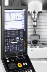 Mit dem Touch Line-Bediensystem setzt Chiron auf die vernetzte Fertigung und auf eine intuitive und interaktive Bedienung. Der Anwender erhält auch Zustandsmeldungen, die kritische Parameter anzeigen. Foto: Chiron