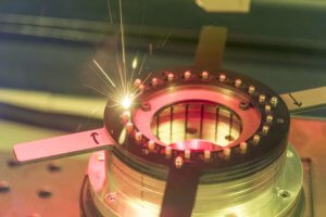 Laser machen die wettbewerbsfähige Produktion von Elektroautos überhaupt erst möglich. Im Elektromotor erfordert insbesondere der magnetisch wirkende Stator einen hohen Produktionsaufwand.