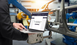 Die Astrophysiker Theo Steininger und Maksim Greiner suchen neue Anwendungs-möglichkeiten für eine Software für Künstliche Intelligenz, die sich bereits in der Automobilindustrie bewährt hat. Foto: Erium