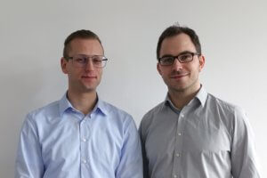 Theo Steininger (li.) und Maksim Greiner, Gründer der Erium GmbH, Garching: Lohnt sich beim Fahren in Grenzbereichen der höhere Spindelverschleiß? „Das KI-Programm würde dazu auch weiche Faktoren wie Kundenbeziehungen berücksichtigen.“ Foto: Erium