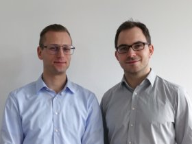 Theo Steininger (left) and Maksim Greiner, founders of Erium GmbH, Garching: Is the greater spindle wear resulting from working close to edges worthwhile? "The AI program would also take soft factors such as customer relationships into account." Photo: Erium