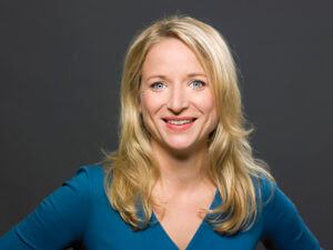 Daniela Kluckert war bis 2017 Ministerialreferentin bei der Sächsischen Landesvertretung in Berlin und dort zuständig für Verkehr und digitale Agenda. Kluckert wurde als Vertreterin der FDP-Bundestagsfraktion in die Enquete-Kommission KI entsendet, ist zudem stellvertretende Vorsitzende des Verkehrsausschusses und Vorsitzende der Arbeitsgruppe KI in Mobilität & Umwelt. Foto: Daniela Kluckert, Deutscher Bundestag