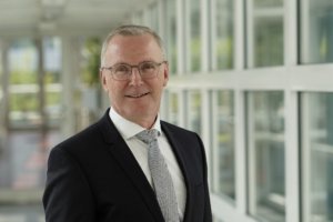 Prof. Jörg Krüger vom Institut für Werkzeugmaschinen und Fabrikbetrieb IWF, Berlin: „Wir benötigen eine systematischere Vorgehensweise, um mit KI in der Produktion neue Wertschöp-fungspotenziale zu erschließen.“ Foto: IFW Berlin