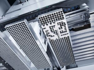 Künstliche Intelligenz analysiert in einem Laservollautomaten die zunächst missglückte, dann aber erfolgreiche Entnahme von geschnittenen Blechteilen und automatisiert die Vorgehensweise mit Hilfe der analysierten Daten. Foto: Trumpf