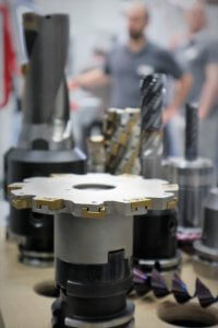 Bei der Entscheidung, ob die Trocken- bzw. MMS-Bearbeitung oder eher ein klassisches Verfahren zum Einsatz kommen sollte, empfiehlt sich eine ganzheitliche Betrachtungsweise des Prozesses. Foto: Dag Heidecker / Users are recommended to take a holistic view when deciding whether to deploy dry or MQL machining or whether a classic process should be used. Foto: Dag Heidecker