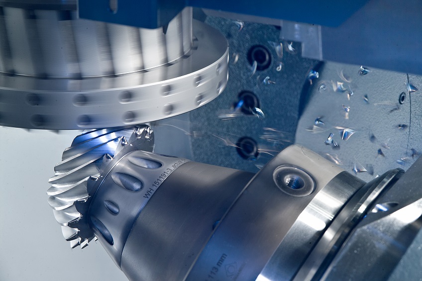 Dry machining has conquered the field of gear manufacturing, as predicted. Cutting speeds are up to 5 times higher than those of wet machining 20 years ago. Photo: Klingelnberg