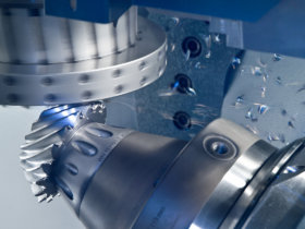 Dry machining has conquered the field of gear manufacturing, as predicted. Cutting speeds are up to 5 times higher than those of wet machining 20 years ago. Photo: Klingelnberg