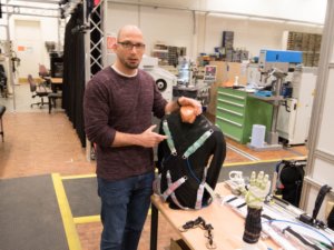 Andreas Argubi-Wollesen, LaFT über Exoskelette: „Unterstützungs-elemente versteifen sich dank Pneumatik und nehmen dem Träger der Weste in bestimmten Positionen Haltearbeit ab.“