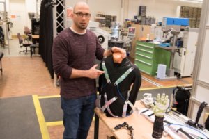 Andreas Argubi-Wollesen, LaFT:, über Exoskelette „Unterstützungs-elemente versteifen sich dank Pneumatik und nehmen dem Träger der Weste in bestimmten Positionen Haltearbeit ab.“