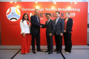 Deutschland wird Partnerland der Metalex 2019. V.l.n.r.: Sirirat Sungvichai, Projektleiterin Metalex; Christoph Miller, Leiter Messen VDW (Verein Deutscher Werkzeugmaschinenfabriken e.V.); Isara Burintramart, Managing Director Reed Tradex Co., Ltd.; Djit Laowattana, Berater bei Eastern Economic Corridor Office of Thailand; Judith Ihle, Projektleitung der Branchenleistungsschau, Messe Stuttgart