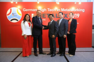 Deutschland wird Partnerland der Metalex 2019. V.l.n.r.: Sirirat Sungvichai, Projektleiterin Metalex; Christoph Miller, Leiter Messen VDW (Verein Deutscher Werkzeugmaschinenfabriken e.V.); Isara Burintramart, Managing Director Reed Tradex Co., Ltd.; Djit Laowattana, Berater bei Eastern Economic Corridor Office of Thailand; Judith Ihle, Projektleitung der Branchenleistungsschau, Messe Stuttgart
