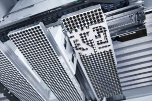 Artificial Intelligence uses a fully automatic laser system to analyse the removal of cut sheet metal parts – initially unsuccessfully, but ultimately successfully – and automates the procedure using the resulting data.