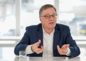 Wilhelm Bauer, Leiter des Fraunhofer IAO und Technologiebeauftragter des Landes Baden-Württemberg: „Viele Betriebe nehmen sich keine Zeit für die Digitalisierung, weil die Auftragsbücher voll sind. Dabei sind gerade in wirtschaftlich guten Zeiten die nötigen Mittel vorhanden, um das Thema anzugehen.“ Foto: Trumpf/ Weise