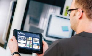 Mobile Learning in Smart Factories ist eine in der jeweiligen Arbeits- und Lernumgebung nutzbare Applikation auf einem Mobilgerät, die über das Internet abrufbare kontextrelevante Informationen didaktisch aufbereitet zur Verfügung stellt. Foto: Nachwuchsstiftung Maschinenbau gGmbH