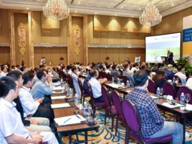 Rund 100 hochkarätige vietnamesische Industrievertreter erhielten auf dem VDW-Symposium in Ho Chi Minh Stadt umfassende Einblicke in das Produktportfolio deutscher Werkzeugmaschinenhersteller. (Quelle: AHK Vietnam)
