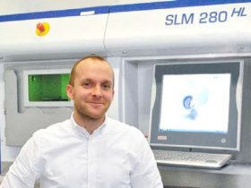Matthias Otte, Rolf Lenk Werkzeug- und Maschinenbau: "The distortion and shrinkage caused by additive manufacturing must be counteracted. Optical geometry capture allows rapid identification of any deviations."   Photo: Rolf Lenk