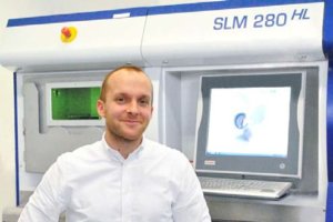 Matthias Otte, Rolf Lenk Werkzeug- und Maschinenbau: "The distortion and shrinkage caused by additive manufacturing must be counteracted. Optical geometry capture allows rapid identification of any deviations."   Photo: Rolf Lenk