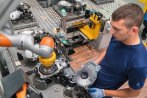 Die Effizienz von Roboterapplikationen steigt, je enger Mensch und Maschine zusammenarbeiten können. Gleichzeitig stellt dies auch höhere Anforderungen an die Sicherheit – wobei jede Applikation eine eigene sicherheitstechnische Betrachtung verlangt. Foto: BMW Group