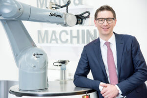Division Manager Peter Pühringer an der neuen Sechsachser-Generation TX2, die auch auf der EMO Hannover 2019 präsentiert wird. Foto: Stäubli Robotics