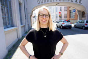 Juliane Schneider, Junior Productmanager bei symmedia, betont: „Jede Art von menschlicher Nachlässigkeit im Umgang mit sensiblen Daten stellt ein Sicherheitsrisiko dar.“ Foto: symmedia