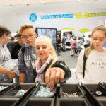 Die Sonderschau Jugend auf der EMO Hannover ist ein attraktiver Anziehungspunkt für den gewerblichen Nachwuchs sowie Lehrer und Ausbilder. Quelle: Nachwuchsstiftung Maschinenbau
