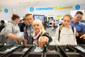 Die Sonderschau Jugend auf der EMO Hannover ist ein attraktiver Anziehungspunkt für den gewerblichen Nachwuchs sowie Lehrer und Ausbilder. Quelle: Nachwuchsstiftung Maschinenbau