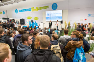 Die Sonderschau Jugend auf der EMO Hannover ist ein attraktiver Anziehungspunkt für den gewerblichen Nachwuchs sowie Lehrer und Ausbilder. Quelle: Nachwuchsstiftung Maschinenbau