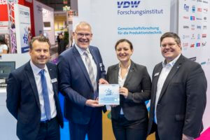 Übergabe der Auszeichnung „Projekt des Jahres“ (v.l.n.r.): Jürgen Kreschel, Gleason; Dr Stefan Brand, Vorstandsmitglied des VDW; Julia Mazak, WZL RWTH Aachen; Dr. Alexander Broos, Leiter Forschung und Technik VDW, Quelle: Deutsche Messe