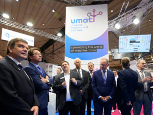 EMO Hannover 2019 - Weltleitmesse der Metallbearbeitung: Eröffnungsrundgang der EMO Hannover mit dem Bundesminister für Verkehr und digitale Infrastruktur Andreas Scheuer. UMATI Halle 9, E24