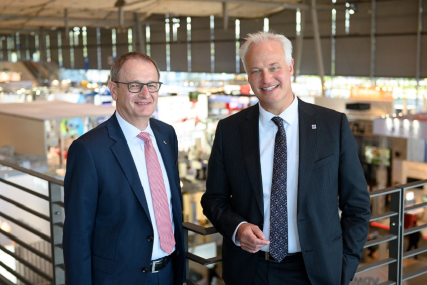 Carl Martin Welcker, EMO-Generalkommissar, (r.) und Dr. Wilfried Schäfer, Geschäftsführer beim EMO-Veranstalter VDW (Verein Deutscher Werkzeugmaschinenfabriken) sind zufrieden mit dem Verlauf der EMO Hannover 2019.