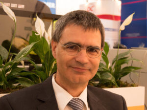 Dr. Volker Wittstock, Professur für Werkzeugmaschinen und Umformtechnik, TU Chemnitz: „Bei Tests mit unseren Auszubildenden stellte sich heraus, dass es Probleme beim Befestigen des Spannfutters an der Drehmaschine gibt, weil sie diesen Job nicht oft durchführen.“ Foto: Fecht