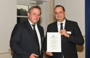 Übergabe Otto-Kienzle-Gedenkmünze, (v.l.n.r.): Prof. Peter Nyhuis, WGP-Präsidiumsmitglied und Leiter des Instituts für Fabrikanlagen und Logistik (IFA) der Leibniz-Universität Hannover; Dr. Ivan Iovkov, Institut für Spanende Fertigung der TU Dortmund, Quelle: Helmut-Schmidt-Universität Hamburg (HSU-HH), Ulrike Schröder