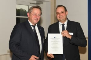 Übergabe Otto-Kienzle-Gedenkmünze, (v.l.n.r.): Prof. Peter Nyhuis, WGP-Präsidiumsmitglied und Leiter des Instituts für Fabrikanlagen und Logistik (IFA) der Leibniz-Universität Hannover; Dr. Ivan Iovkov, Institut für Spanende Fertigung der TU Dortmund, Quelle: Helmut-Schmidt-Universität Hamburg (HSU-HH), Ulrike Schröder