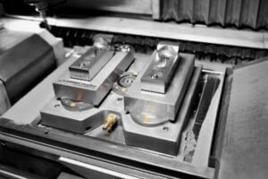 Beim 3D-Druck sind besondere Anforderungen bei der Spanntechnik zu berücksichtigen, unter anderem hohe Temperaturen – von AMF speziell auf die additive Fertigung abgestimmte Nullpunktspannmodule erfüllen die Bedingungen und beschleunigen zudem die Rüstprozesse. Foto: AMF