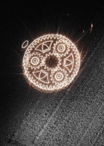 Langzeitbelichtung eines Planetengetriebes im Entstehungsprozess: In einem Metallpulverbett wird das Bauteil mit einem Laser Schicht für Schicht aufgebaut. Foto: Fraunhofer ILT, Aachen