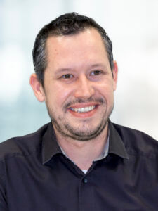 „Bei der Fertigung von µm-genauen Werkzeugen bedarf es eines modernen Maschinenparks und hochqualifizierter Mitarbeiter, unter anderem beim Schleifen der Werkzeuge“, sagt Thomas Feile, Versuchsingenieur bei der Mapal Dr. Kress KG. Foto: Mapal