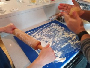 Ganze 9kg Teig wurden benötigt, um die Masse an Plätzchen zu bewältigen. (Foto: Dr. Stefan Schwaneck)