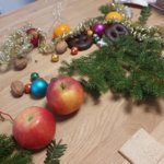 Ein Diorama entsteht: Zweige, Obst, Nüsse, eine Lichterkette und weihnachtliches Dekomaterial bilden die Kulisse für die Fotografien. (Dr. Stefan Schwaneck)