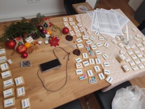 Ausstellerlisten, Foto-Diorama und unzählige Plätzchen: Arbeit im Akkord! (Foto: Dr. Stefan Schwaneck)