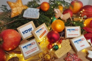 Weihnachtszeit ist Plätzchenzeit: Mit vereinten Kräften haben sich Mitarbeiter der Abteilungen Presse und Öffentlichkeit, Messe und Forschung und Technik deshalb in die Backstube gestellt. Entstanden sind Social Media taugliche Fotos für alle bislang angemeldeten Aussteller der #METAV2020. Hier grüßt das METAV-Standplätzchen mit seinen Freunden.