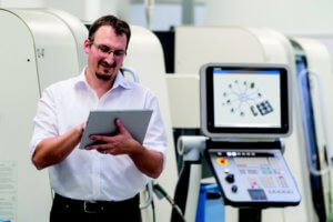 Various MES/MOM (Manufacturing Execution System/Manufacturing Operations Management) working groups are currently laying the foundations for digitalising industrial shop floors. Photo: Maschinenfabrik Reinhausen