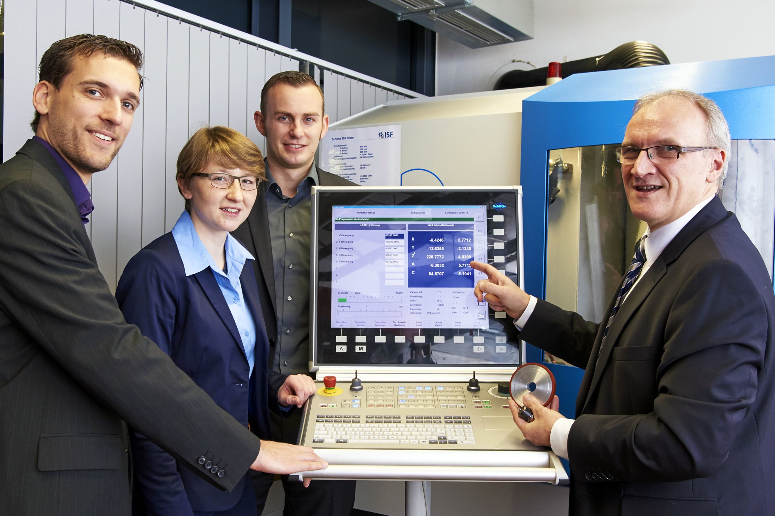 Prof. Dirk Biermann (rechts), Leiter des Instituts für Spanende Fertigung (ISF) an der Technischen Universität Dortmund sowie Mitglied der Wissenschaftlichen Gesellschaft für Produktionstechnik (WGP), gibt als Keynote-Sprecher beim Innovationsforum Düsseldorf 2020 Einblicke in aktuelle Entwicklungen bei der Metallbearbeitung.