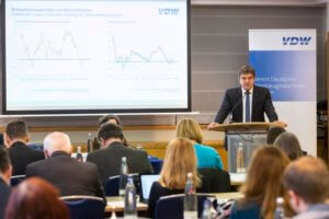 "Bundeswirtschaftsminister Altmaier hat unlängst die Wirtschaftskrise in Deutschland für beendet erklärt. Dies gilt nicht für weite Teile der Industrie. Die Industrieproduktion wird nach Oxford Economics nochmals sinken", erklärte Dr. Heinz-Jürgen Prokop, VDW-Vorsitzender, auf der Jahrespressekonferenz 2020. Den größten Hebel erwartet Prokop weiterhin in der digitalen Vernetzung, die als Enabler für neue Geschäftsmodelle wirken werde. Der VDW setzt seine Arbeit am internationalen Schnittstellenstandard umati mit großem Einsatz fort und erwartet im Lauf des Jahres die ersten Produkte.