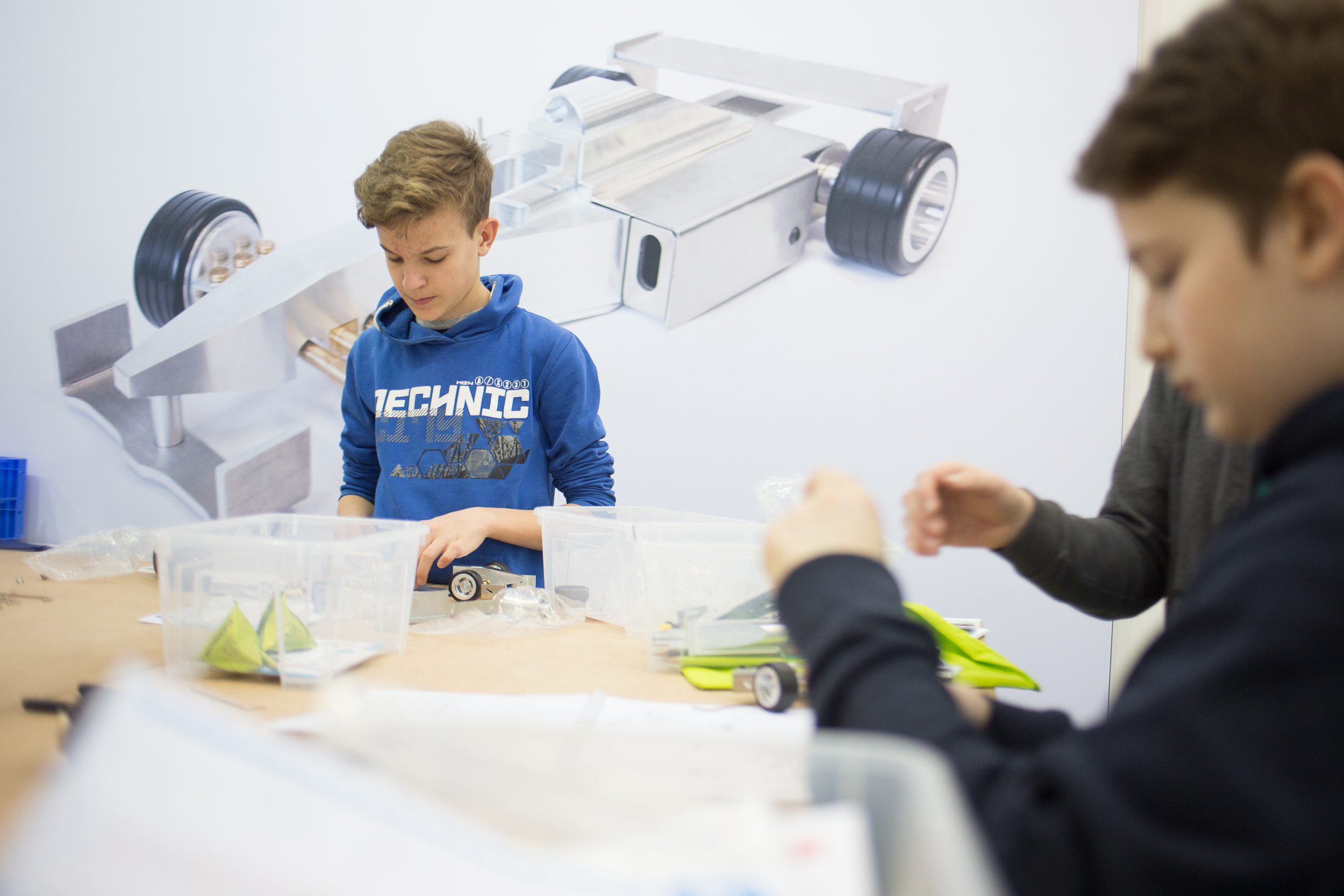 Junge Besucher können am Stand der Sonderschau Jugend die spannenden Berufe des Maschinenbaus praxisnah entdecken und neueste Technologien live erleben. Foto: Messe Düsseldorf / ctillmann
