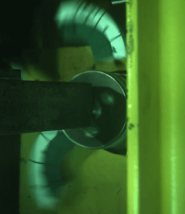 Eine berstende Schleifscheibe im Arbeitsraum einer Werkzeugmaschine. Foto: IWF TU Berlin